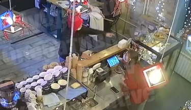 У Києві зухвалий злодій вкрав телефон у бармена: момент потрапив на відео