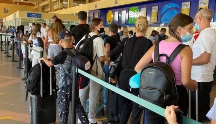 Застряли в Доминикане: в Украину с задержкой в двое суток вернулись 500 туристов, фото