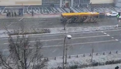 Київ знову замело снігом: відео