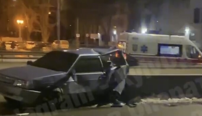 У Києві авто влетіли у стовп і пішохідний перехід: відео серйозної ДТП