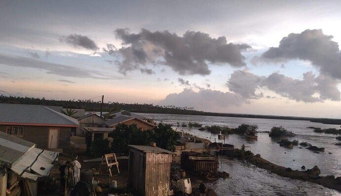 На острове в Тихом океане извержение вулкана вызвало мощное цунами: фото и видео потопа