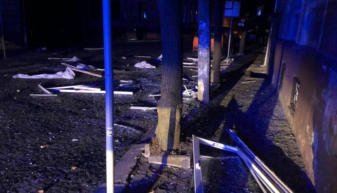 У центрі Чернівців прогримів потужний вибух, є постраждалі: подробиці та фото руйнувань