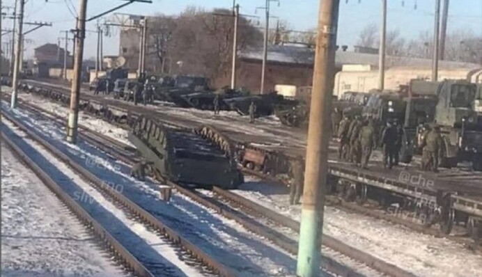 Не доїхала до України: у Росії БМП впала з поїзда, фото та відео