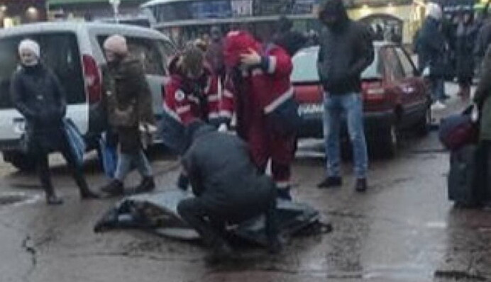 У Києві біля метро знайшли закривавлений труп: фото