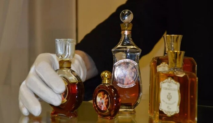 Запахи прошлых веков: в Киеве открыли выставку редких флаконов для духов