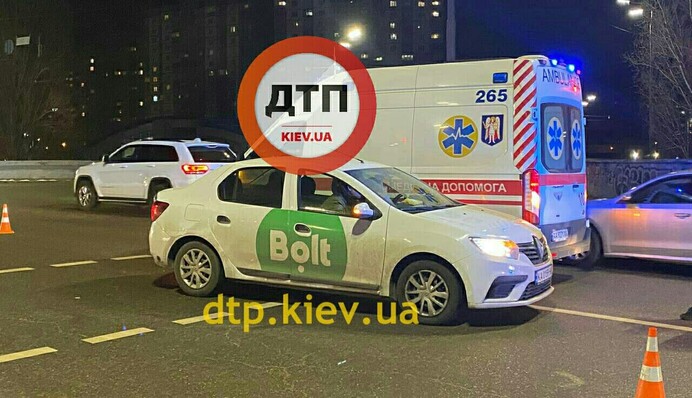 В Киеве таксист сбил женщину: все подробности и фото