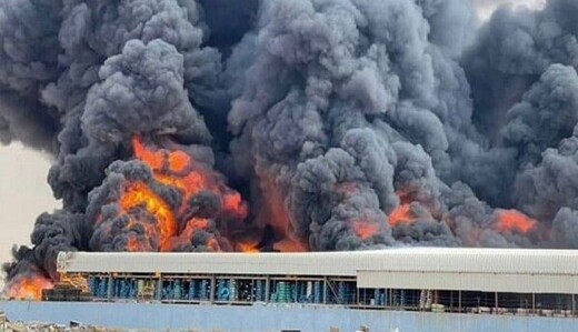 Столицу ОАЭ атаковали военные дроны - загорелись аэропорт и нефтебаза: видео