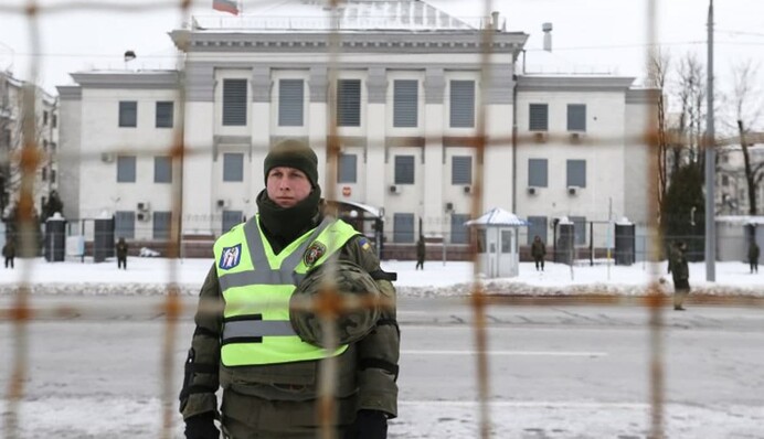 ​Покидають Україну: Росія почала вивозити родини своїх дипломатів
