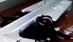 В Киеве парочка копов уединилась в туалете и сломала раковины: видео