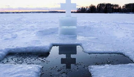 Как купаться в проруби на Крещение и не навредить здоровью: советы и противопоказания