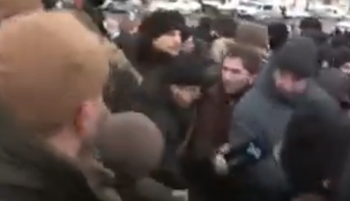 У Києві відбулися сутички прихильників Порошенка із силовиками: відео