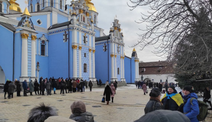 У Михайлівському соборі в Києві вишикувалася величезна черга за святою водою: фото і відео