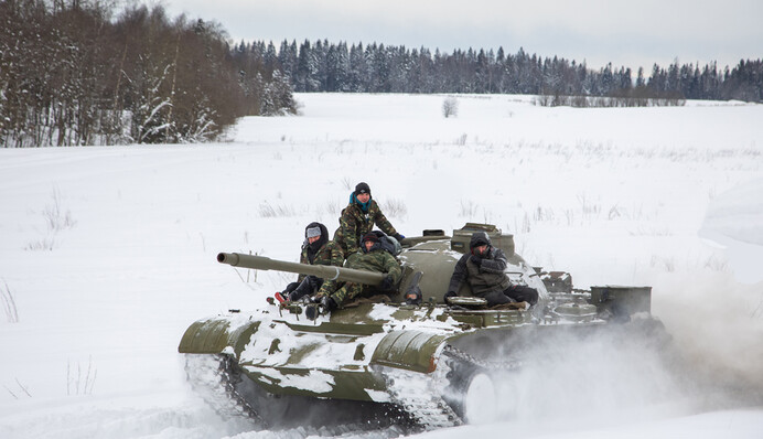 На очереди - бомбежка Воронежа: сети повеселило видео ДТП с танкистами Путина
