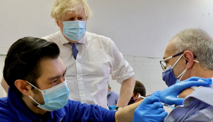 Великобританія скасовує маски та COVID-паспорти: країна досягла піку коронавірусу