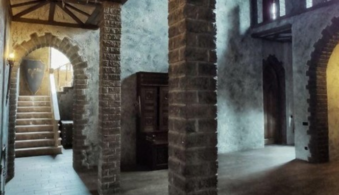 Під Києвом замок зі стайнею продають за мільйон доларів: фото житла