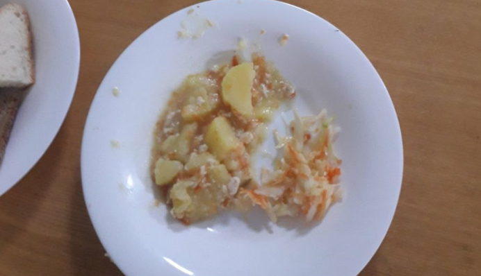 Все через котлети: у київській школі кухарі влаштували бійку з прибиральницею