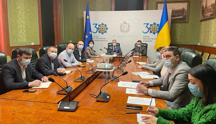 Украинских школьников начали переводить на дистанционку: где уже закрыли школы