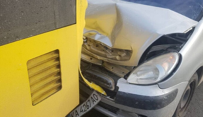 У Києві п'яний водій влетів у тролейбус під час висадки пасажирів: фото з місця