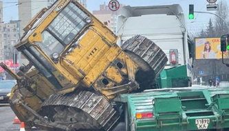 Могло раздавить насмерть: в Киеве на дороге произошло ЧП с бульдозером, фото