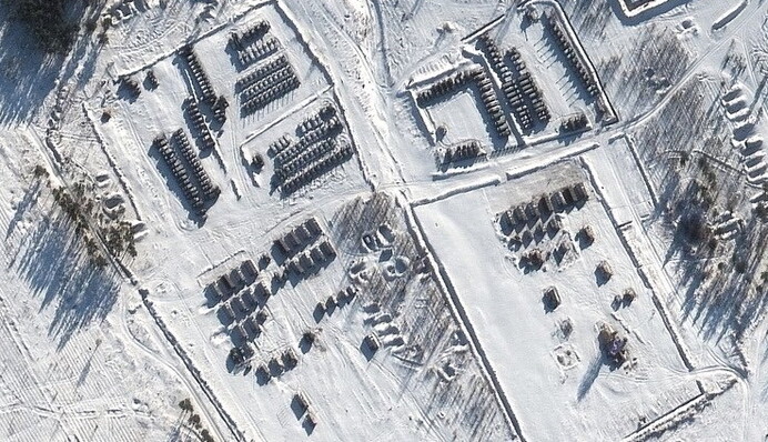 Ближайшие - в 13 километрах: появились новые спутниковые снимки войск РФ возле границ Украины