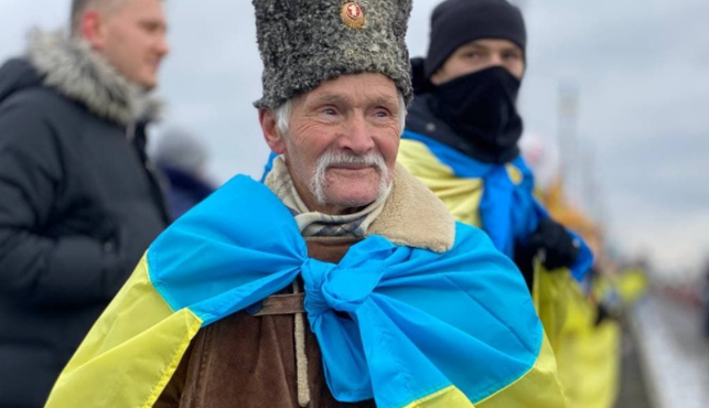 На мосту Патона у Києві розгорнули 30-метровий прапор України: фото та відео