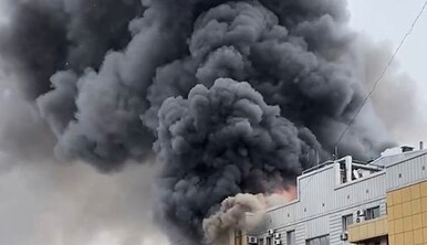 В Днепре в многоэтажке горит офис 