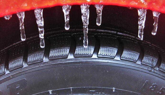 Как тронуться с места на льду: полезные советы для водителей