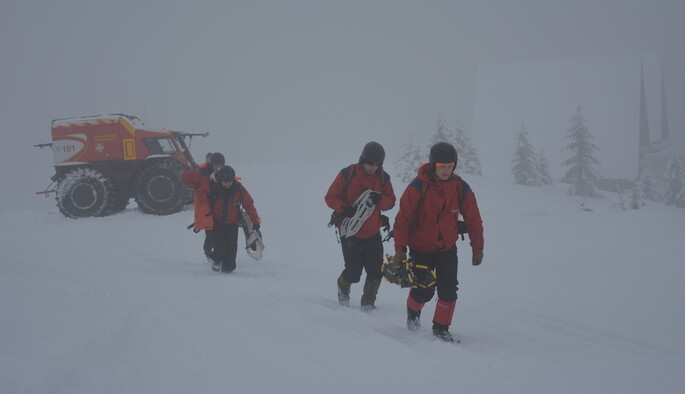У Карпатах на групу туристів зійшла лавина: фото та подробиці НП