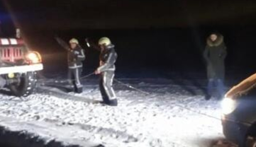 Под Киевом микроавтобус попал в снежную ловушку - пришлось вызывать спасателей: фото