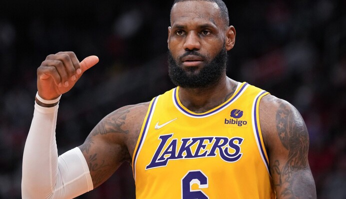 Легенда НБА приголомшив маму незабутнім подарунком на день народження: фото