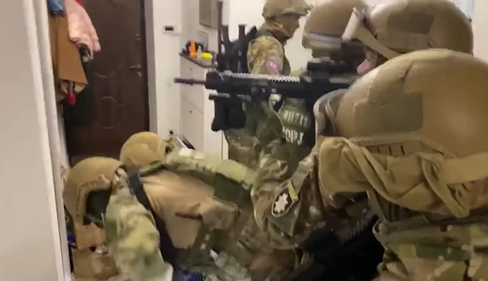 Під Києвом озброєний француз вигнав дружину з дитиною на мороз та погрожував копам: відео