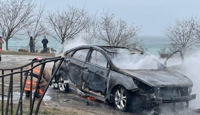 Під Одесою чоловік на спір спалив своє авто та зняв це відео