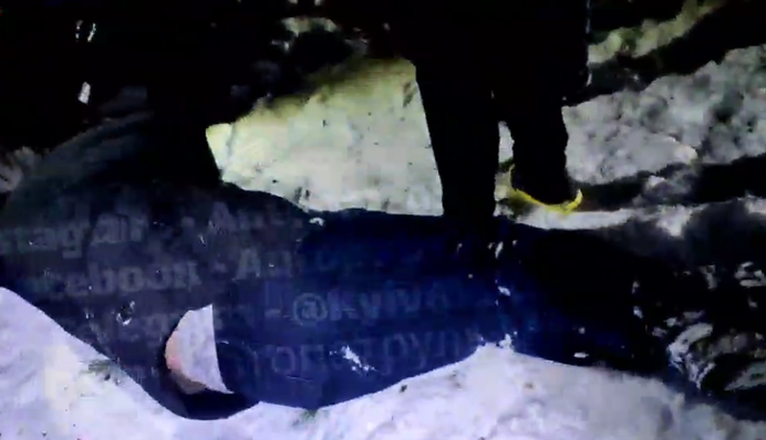 В Киеве мужчина устроил дома резню и выпрыгнул в окно: видео