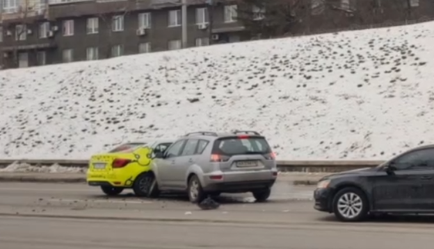 У Києві авто злетіло із заїзду біля мосту: відео серйозної ДТП