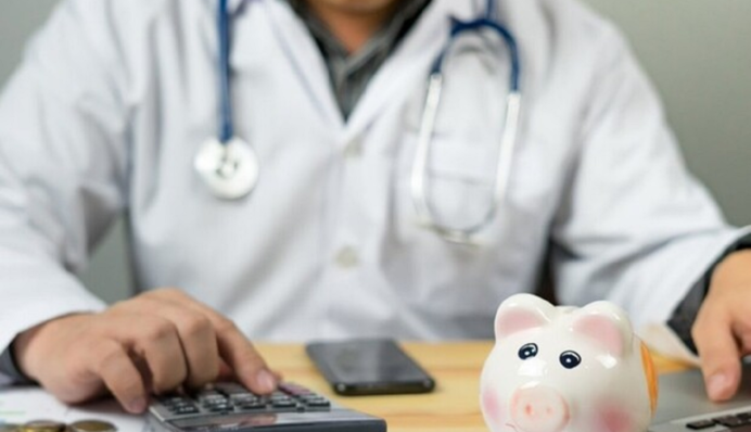 Немає грошей на дорогу та їжу: у Києві медики ЛШМД вийшли на протест