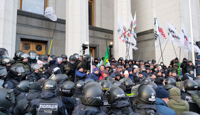 Штурм Рады: журналистов вывели из здания через черный ход