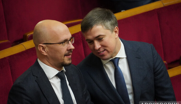 Нардепи розгулювали Радою без масок і вирішили влаштувати собі 