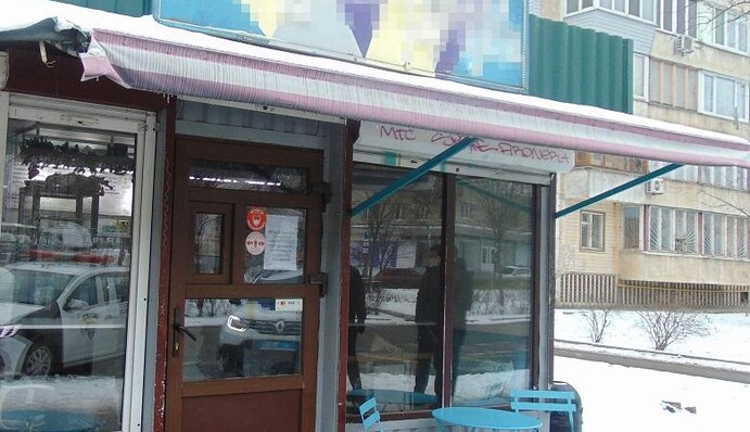 В Києві бариста з табуретом дав відсіч озброєному грабіжнику: фото