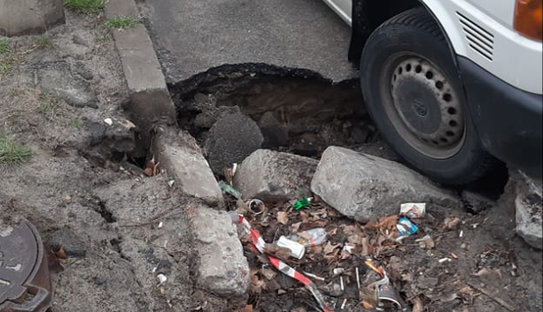 У Києві асфальт, що провалився, утворив пастку для автомобілістів: фото