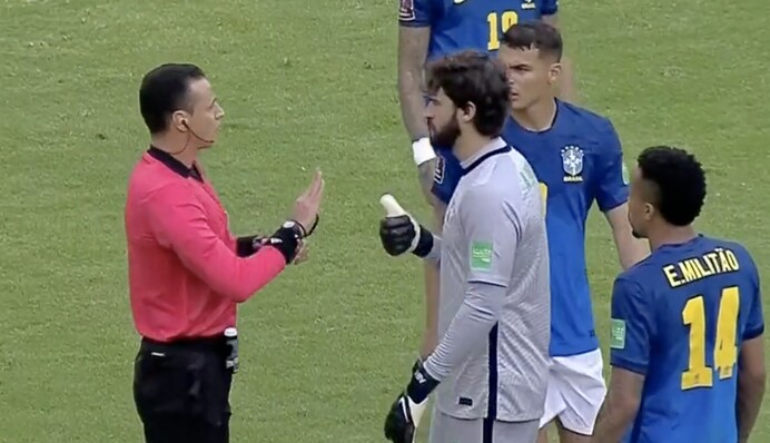 Это безумие: звезде футбола дали 2 красные карточки и не удалили, видео