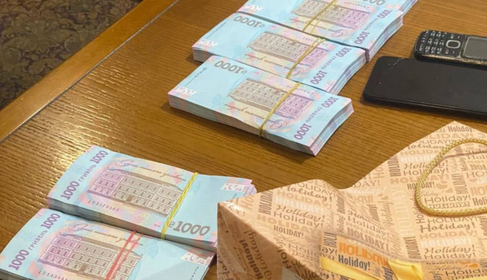 "Помогал" заключать контракты с больницей: нардеп погорел на крупной взятке, фото