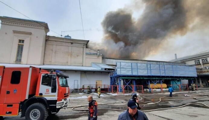 В России мощный пожар на хладокомбинате - людей массово эвакуируют: фото и видео