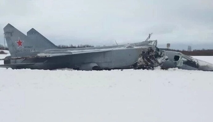 В России при взлете развалился на части военный самолет: фото