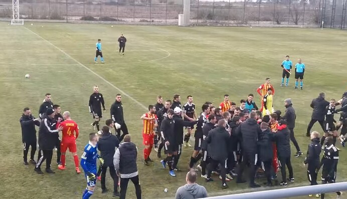 Футболисты российского клуба устроили побоище во время матча: видео