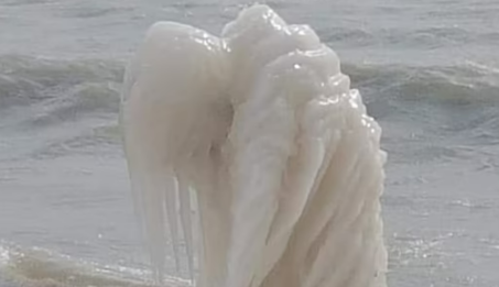 У Канаді утворилися моторошні постаті з льоду - нагадують смерть: фото