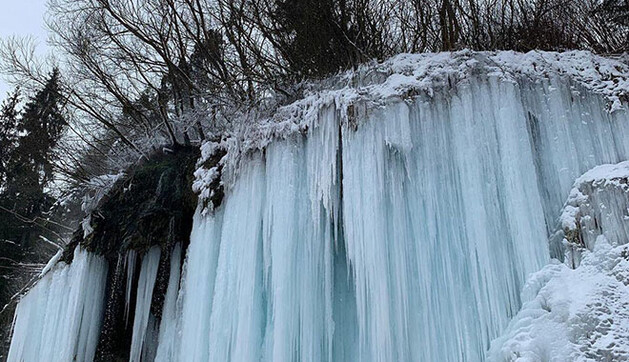 У Румунії замерз термальний водоспад: фото та відео рідкісного явища