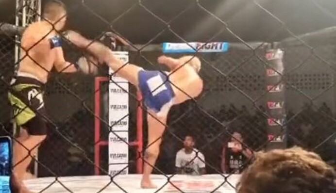Боец с одной рукой эффектно нокаутировал соперника ударом ногой в голову: видео