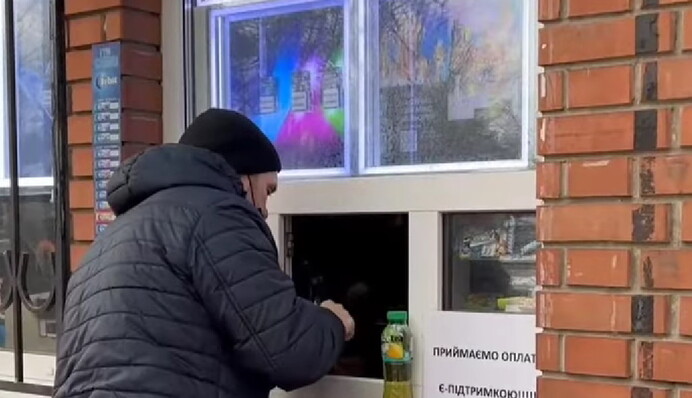 Под Киевом торгуют алкоголем и сигаретами за "вовину тысячу": как это выглядит