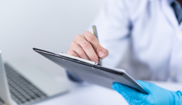 Відмова від щеплення COVID: чи повинні оплачувати лікарняний при усуненні від роботи