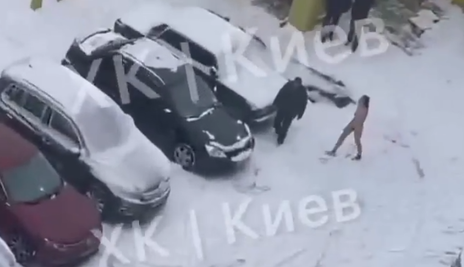 У Києві жінка вискочила голою на мороз із зізнаннями у коханні: відео
